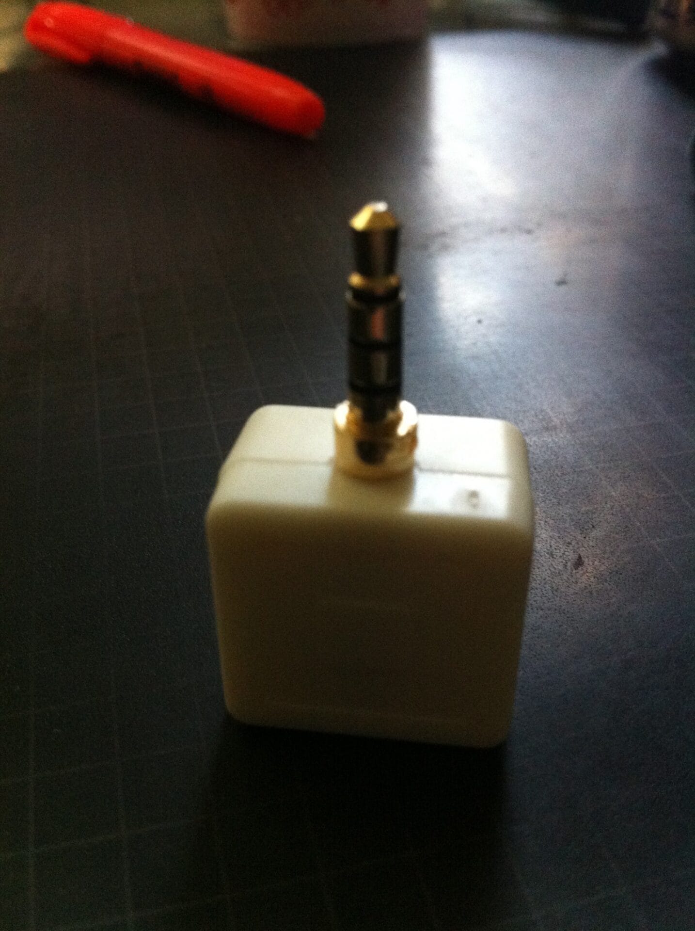 Square payment device for iPhone (with iPhone 4 fix) Post image