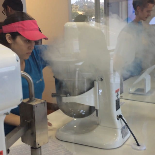 Getting out @creamologylabs on: The concept is interesting but the end result is just ice cream. I was expecting a bit more from it, hard outside shel Post image